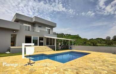 Imagem: A casa em condomínio possui 5 Dormitórios, 5 Banheiros, 2