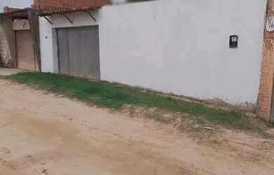 Imagem: A casa possui 3 Dormitórios, 1 Banheiro, 5 Vagas na garagem