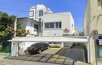 Imagem: O depósito possui 4 Vagas na garagem e 150m² de Área e está