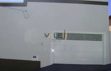 Imagem: A casa possui 3 Dormitórios, 1 Banheiro, 2 Vagas na garagem