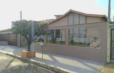 Imagem: A casa possui 3 Dormitórios, 3 Banheiros, 200m² de Área e