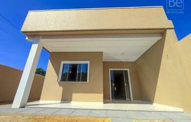 Imagem: A casa possui 3 Dormitórios, 2 Banheiros, 2 Vagas na garagem