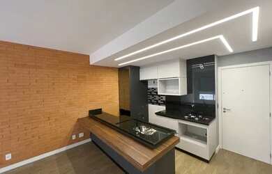 Imagem: O apartamento possui 1 Dormitório, 1 Banheiro, 1 Vaga na garagem