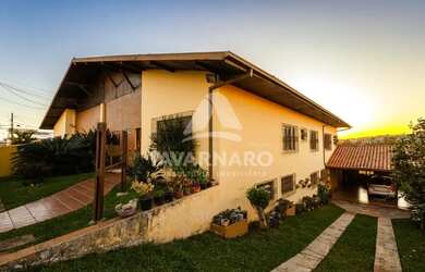 Imagem: A casa possui 5 Dormitórios, 3 Banheiros, 2 Vagas na garagem