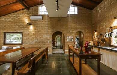 Imagem: A casa possui 5 Dormitórios, 5 Banheiros, 5 Vagas na garagem