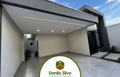 Imagem: A casa possui 3 Dormitórios, 2 Banheiros, 2 Vagas na garagem