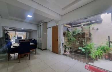 Imagem: A casa possui 3 Dormitórios, 3 Banheiros, 2 Vagas na garagem