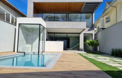 Imagem: A casa em condomínio possui 4 Dormitórios, 5 Banheiros, 3