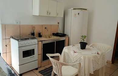 Imagem: A kitnet possui 1 Dormitório, 1 Banheiro, 1 Vaga na garagem