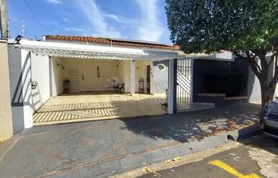 Imagem: A casa possui 5 Dormitórios, 3 Banheiros, 4 Vagas na garagem