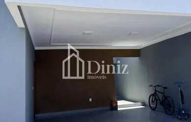 Imagem: A casa possui 3 Dormitórios, 2 Banheiros, 2 Vagas na garagem