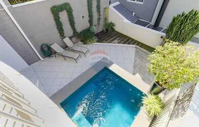 Imagem: A casa possui 3 Dormitórios, 4 Banheiros, 2 Vagas na garagem