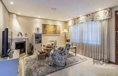 Imagem: A casa possui 5 Dormitórios, 4 Banheiros, 4 Vagas na garagem