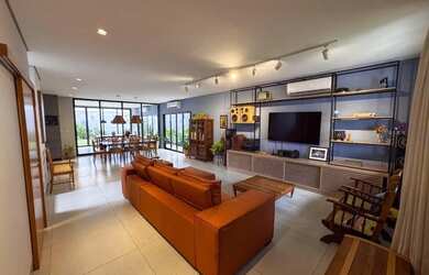 Imagem: A casa em condomínio possui 4 Dormitórios, 4 Banheiros, 4