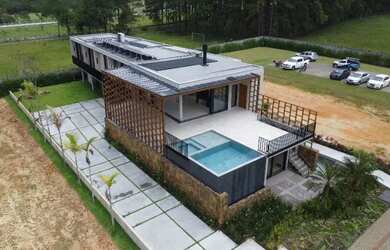 Imagem: A casa em condomínio possui 4 Dormitórios, 5 Banheiros, 5