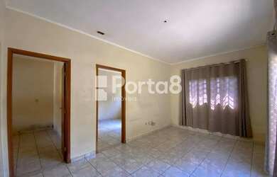 Imagem: A casa possui 2 Dormitórios, 1 Banheiro, 2 Vagas na garagem