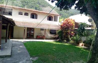 Imagem: A casa possui 3 Dormitórios, 2 Banheiros, 4 Vagas na garagem