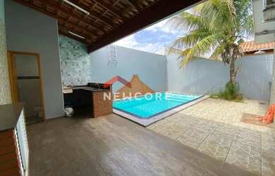 Imagem: A casa possui 3 Dormitórios, 2 Banheiros, 2 Vagas na garagem