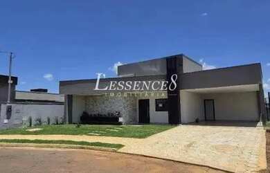 Imagem: A casa possui 3 Dormitórios, 2 Banheiros, 5 Vagas na garagem