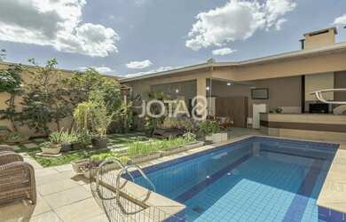 Imagem: A casa possui 4 Dormitórios, 5 Banheiros, 3 Vagas na garagem