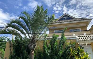 Imagem: A casa em condomínio possui 4 Dormitórios, 5 Vagas na garagem