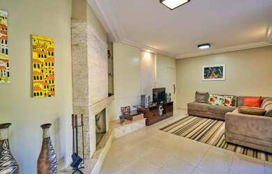 Imagem: A casa em condomínio possui 4 Dormitórios, 3 Banheiros, 4