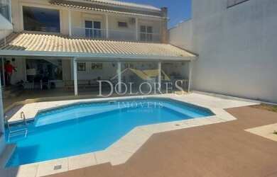 Imagem: A casa em condomínio possui 3 Dormitórios, 5 Banheiros, 400m²