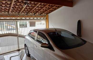 Imagem: A casa possui 3 Dormitórios, 2 Banheiros, 2 Vagas na garagem