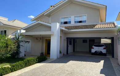 Imagem: A casa em condomínio possui 3 Dormitórios, 1 Banheiro, 2 Vagas