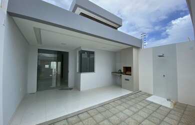 Imagem: A casa possui 3 Dormitórios, 2 Banheiros, 1 Vaga na garagem