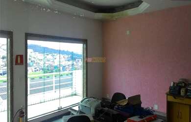 Imagem: O depósito possui 5 Vagas na garagem, 170m² de Área e está