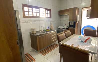 Imagem: A casa possui 3 Dormitórios, 1 Banheiro, 2 Vagas na garagem