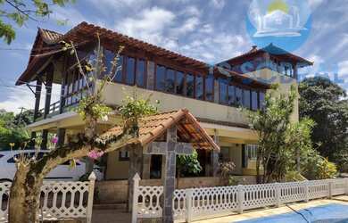 Imagem: A casa e possui 5 Dormitórios, Suítes, 2 Banheiros, 4 Vagas