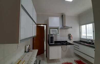 Imagem: A casa possui 3 Dormitórios, 3 Banheiros, 2 Vagas na garagem