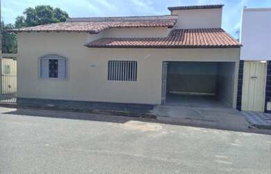 Imagem: A casa possui 3 Dormitórios, 2 Banheiros, 1 Vaga na garagem