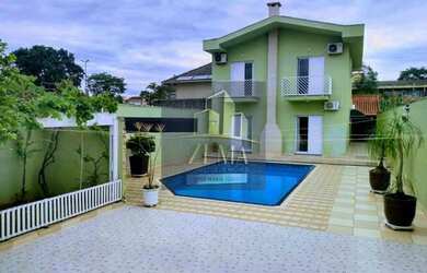 Imagem: A casa possui 3 Dormitórios, 5 Banheiros, 4 Vagas na garagem