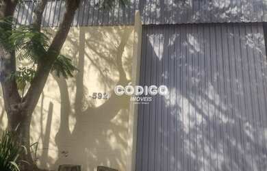 Imagem: O depósito possui 2 Vagas na garagem, 300m² de Área e está