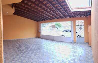 Imagem: A casa possui 3 Dormitórios, 3 Banheiros, 2 Vagas na garagem