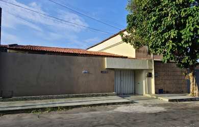 Imagem: A casa possui 3 Dormitórios, 2 Banheiros, 5 Vagas na garagem