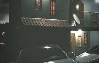 Imagem 1: Casa com 3 pisos e piscina