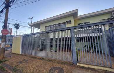 Imagem: A casa possui 3 Dormitórios, 3 Banheiros, 5 Vagas na garagem