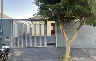 Imagem: A casa possui 2 Dormitórios, 1 Banheiro, 2 Vagas na garagem