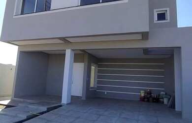 Imagem: A casa possui 3 Dormitórios, 2 Banheiros, 2 Vagas na garagem