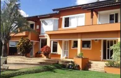 Imagem: A casa em condomínio possui 4 Dormitórios, 5 Banheiros, 900m²