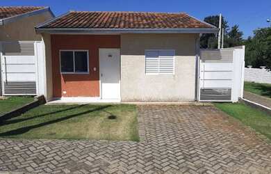 Imagem: A casa possui 2 Dormitórios, 1 Banheiro, 2 Vagas na garagem