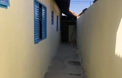 Imagem: A casa possui 3 Dormitórios, 2 Banheiros, 2 Vagas na garagem