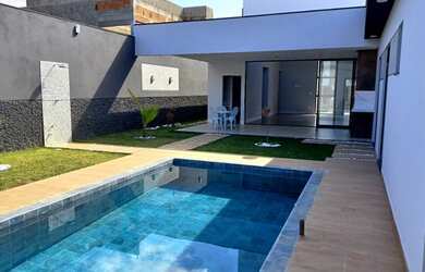 Imagem: A casa possui 4 Dormitórios, 5 Banheiros, 5 Vagas na garagem