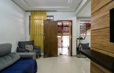 Imagem: A casa possui 3 Dormitórios, 2 Banheiros, 2 Vagas na garagem