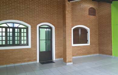 Imagem: A casa possui 2 Dormitórios, 2 Banheiros, 3 Vagas na garagem