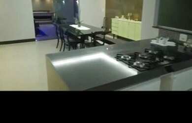 Imagem: A casa possui 4 Dormitórios, 2 Banheiros, 3 Vagas na garagem